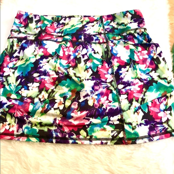 Ladies beautiful flowered Skort cute skirt with black shorts underneath - Picture 9 of 11